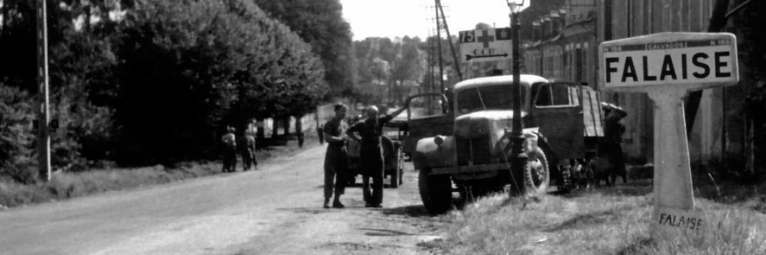 Soldats canadiens à l'entrée de la ville de Falaise. 