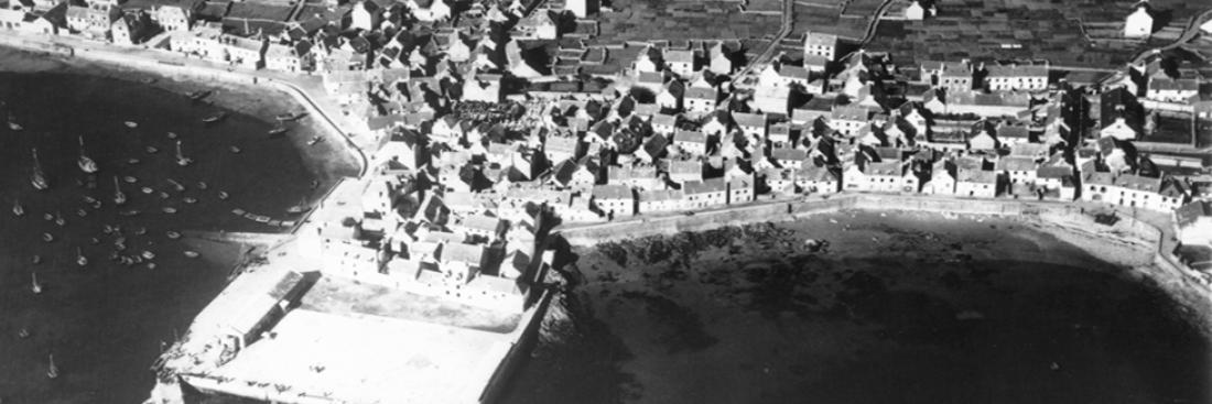Vue aérienne du port de l'île de Sein. Source : Collection du musée de l'Ordre de la Libération