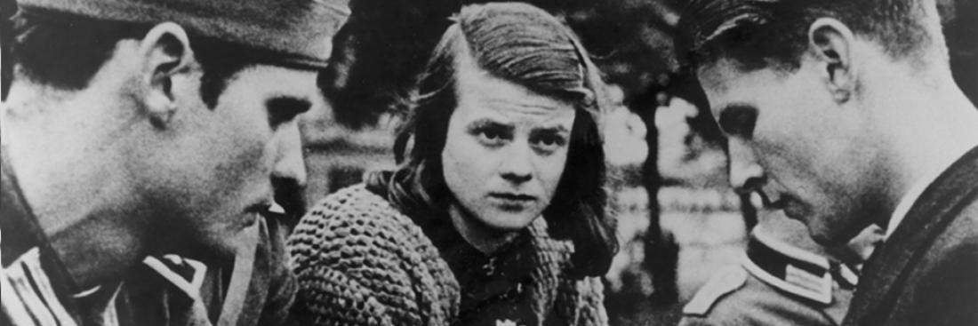 Hans Scholl, Sophie Scholl et Christoph Probst, Munich, juillet 1942. Source : Gedenkstätte Deutscher Widerstand