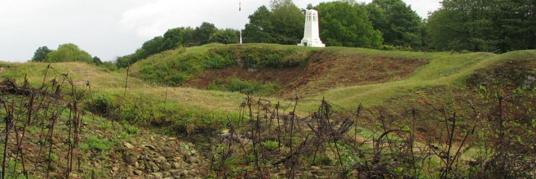 Vue du monument français vu depuis les lignes allemandes sur le sommet de la butte de Vauquois dans la Meuse.