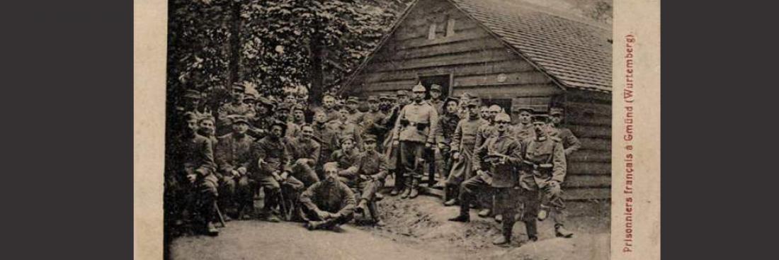 Französische Kriegsgefangene besteigen einen Waggon unter der Bewachung durch deutsche Soldaten