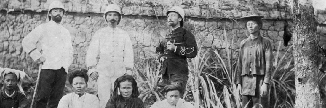 Le capitaine Borbal-Combret (au centre), des officiers de la 2e compagnie du 3e régiment de tirailleurs tonkinois et des soldats tonkinois à Lang-Nac près de Bac-Ninh. Ce cliché fait partie des plus anciens se rapportant à l’Indochine française dans les fonds de l’ECPAD. Décembre 1885. Source : ECPAD – collection colonel Laroche