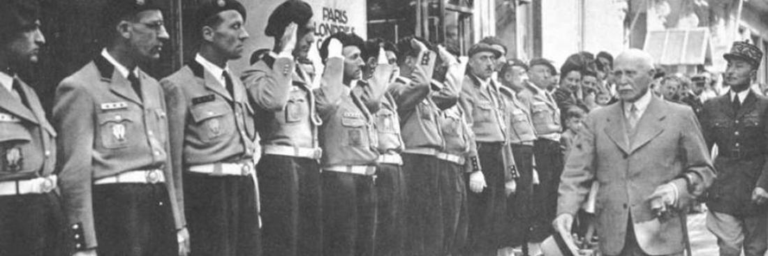 Marschall Pétain bei der Abnahme einer Parade von Chefs der Lager der Jugend. Quelle: Spezielle Sammlung.