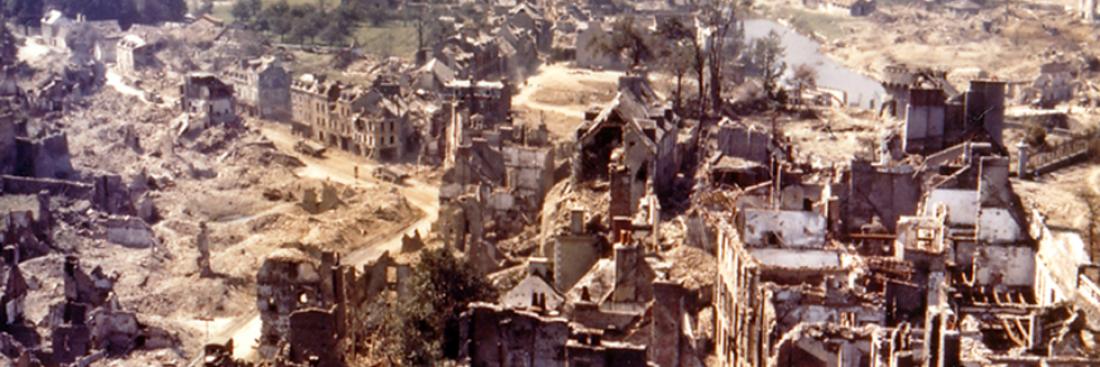 Saint-Lô, nach den Bombenangriffen von 1944 zu 95% zerstört, auch bekannt als Stadt der Ruinen. Quelle: Conseil Régional de Basse-Normandie / National Archives USA