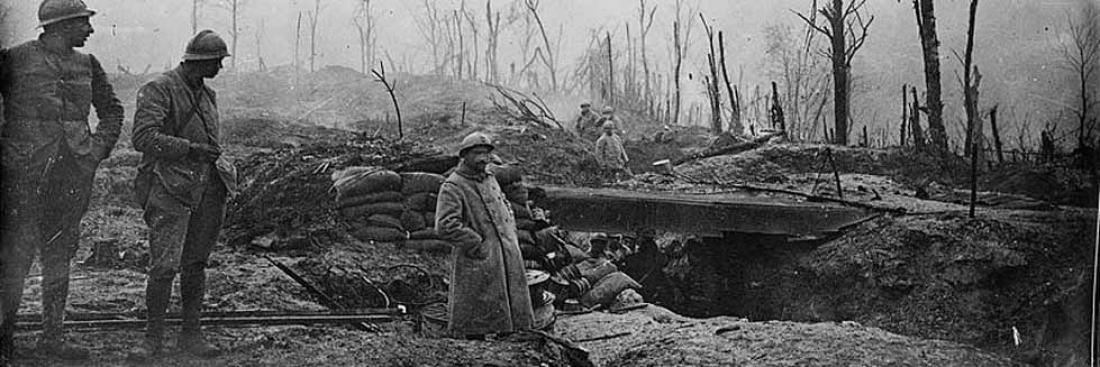Soldats français photographiés dans leur tranchée. Soldats français photographiés dans leur tranchée.