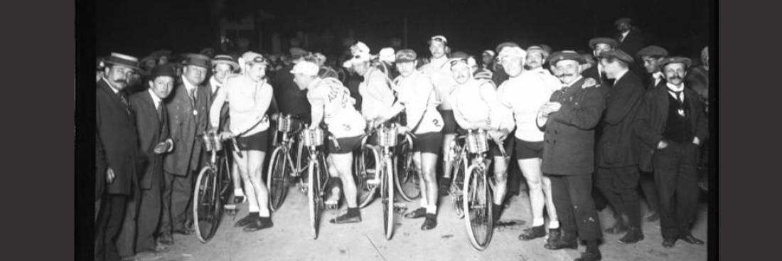 1914, Tour de France, les coureurs groupés pour le départ [Parc des Princes]. 