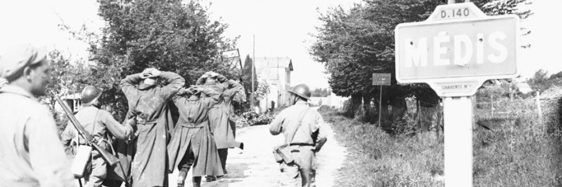 Colonne de prisonniers allemands encadrée par les troupes de la 2e DB (Division Blindée), témoignant de la reddition imminente de la garnison allemande de la poche de Royan. Avril 1945. 