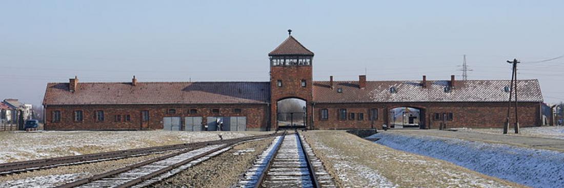 Entrée de Birkenau (Auschwitz II), vue depuis l'intérieur du camp (hiver).