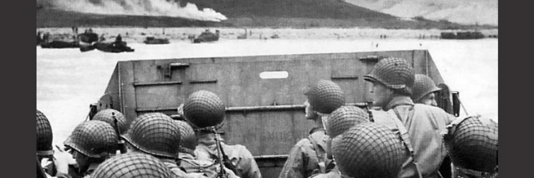 Troupes américaines sur le point de débarquer sur la plage.