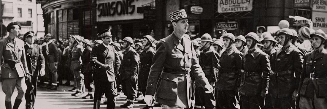 Le général de Gaulle passe en revue les premiers volontaires de la France Libre. 
