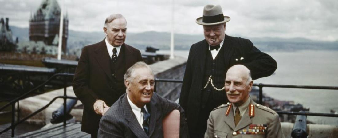La conférence de Québec, du 10 au 24 août 1943. Le président américain Franklin Roosevelt, le gouverneur général du Canada Earl of Athlone, les premiers ministres canadien et britannique Mackenzie King et Winston Churchill. Copyright IWM (TR 1347)