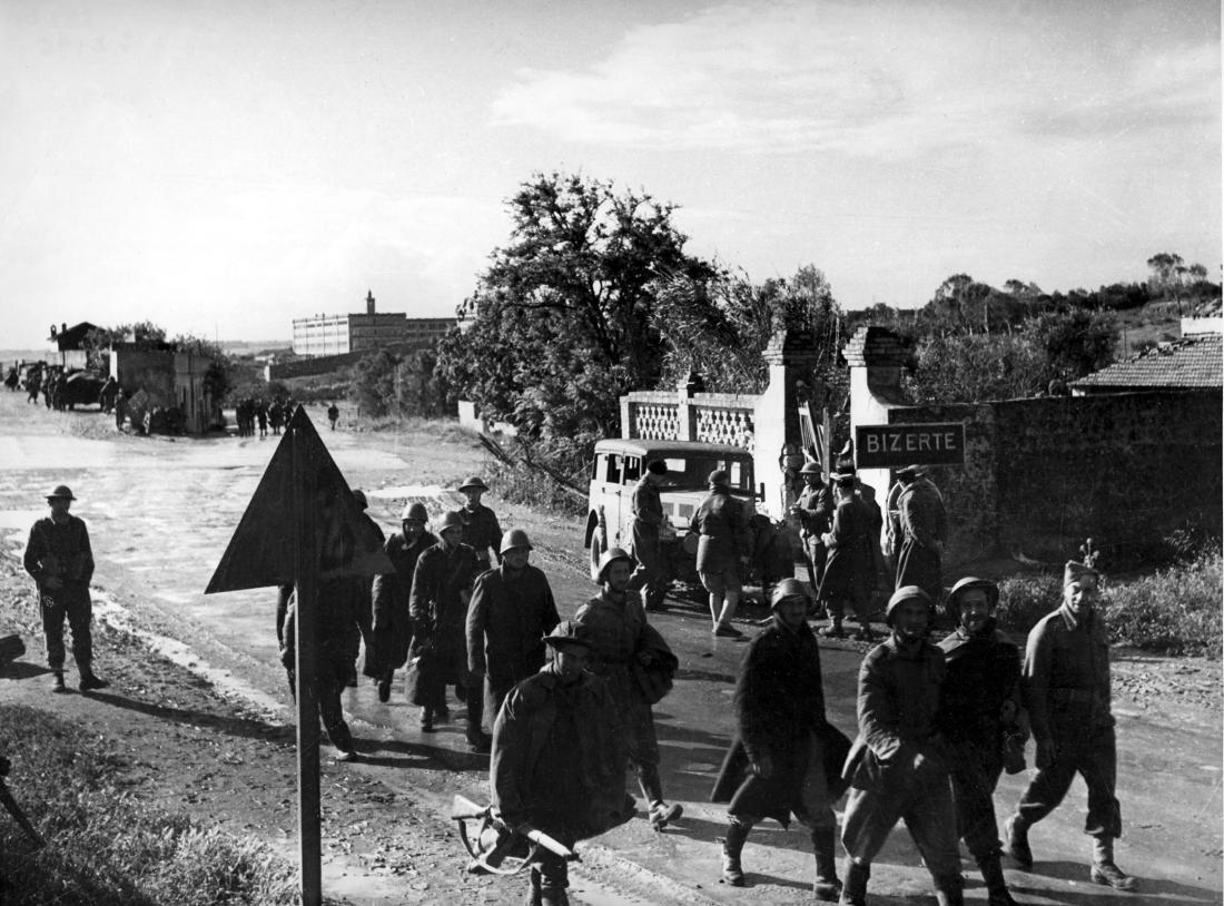 Les derniers défenseurs de Bizerte sont faits prisonniers par une patrouille du Corps franc d’Afrique, mai 1943