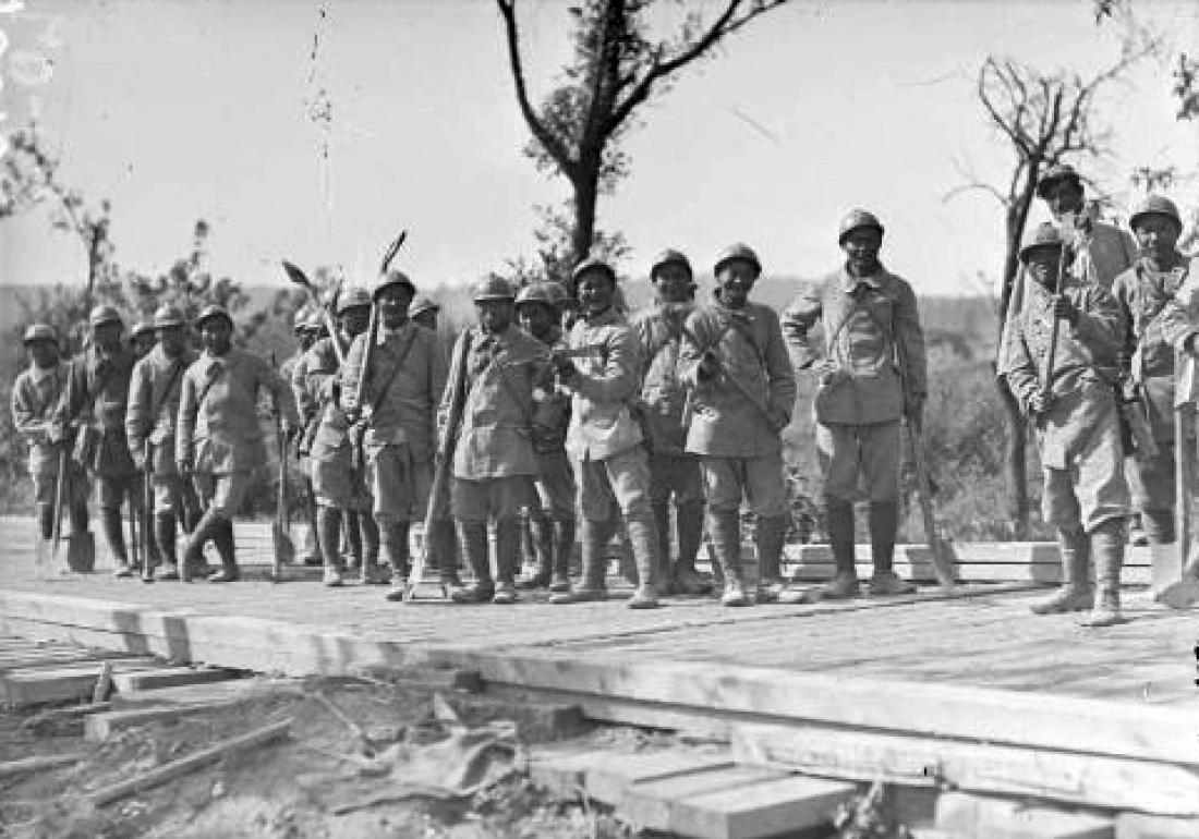 Indo-Chinese labourers at Vailly-sur-Aisne, near the Chemin des Dames, 12 June 1917. © ECPAD/Marcel Lorée