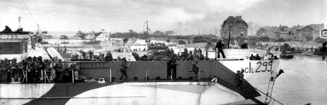 Débarquement de troupes canadiennes dans le secteur de Juno, sur la plage de Bernières-sur-Mer, le 6 juin 1944.
