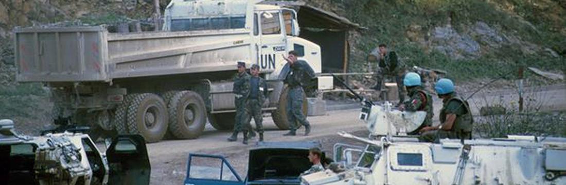 Près du check-point bosniaque de Malo Polje, des soldats bosniaques dépannent leur véhicule tandis qu'un VBL (véhicule blindé léger), un VAB (véhicule de l'avant blindé) et un camion de la Forpronu se sont arrêtés, Mostar, août-novembre 1995.
