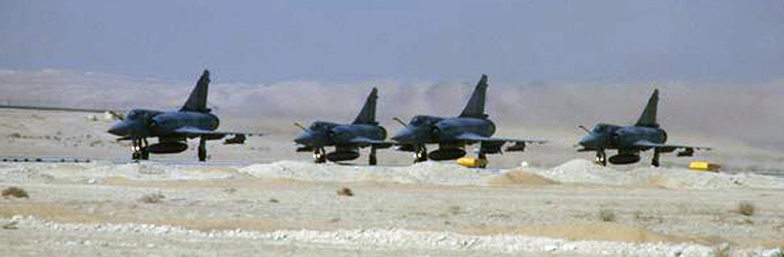 Quatre Mirage 2000 de l'armée de l'air s'apprêtent à décoller sur la base aérienne d'Al Ahsa, Arabie saoudite, 25-31 déc. 1990. ECPAD/Yann Le Jamtel
