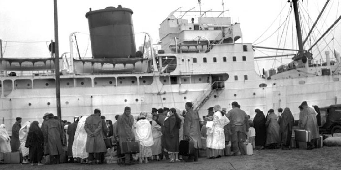Embarking Harki refugees in the port of Bône. © ECPAD