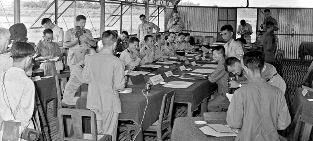 French Army and APVN delegations meet in Trung Gia (Tonkin), July 1954. © ECPAD