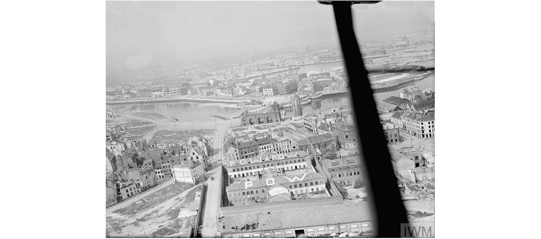 Vue aérienne de Dunkerque, l'un des derniers avant-postes allemands à se rendre. On peut remarquer les panneaux peints sur les toits de certains bâtiments par des prisonniers de guerre pour indiquer leur position aux avions alliés, 11 mai 1945. © IWM (CL 2620) Vue aérienne de Dunkerque, l'un des derniers avant-postes allemands à se rendre. On peut remarquer les panneaux peints sur les toits de certains bâtiments par des prisonniers de guerre pour indiquer leur position aux avions alliés, 11 mai 1945. © IWM (CL 2620)