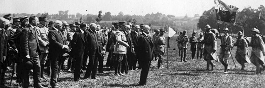 Remise du drapeau aux combattants tchécoslovaques du front français, France, 1917. © IMS Remise du drapeau aux combattants tchécoslovaques du front français, France, 1917. © IMS