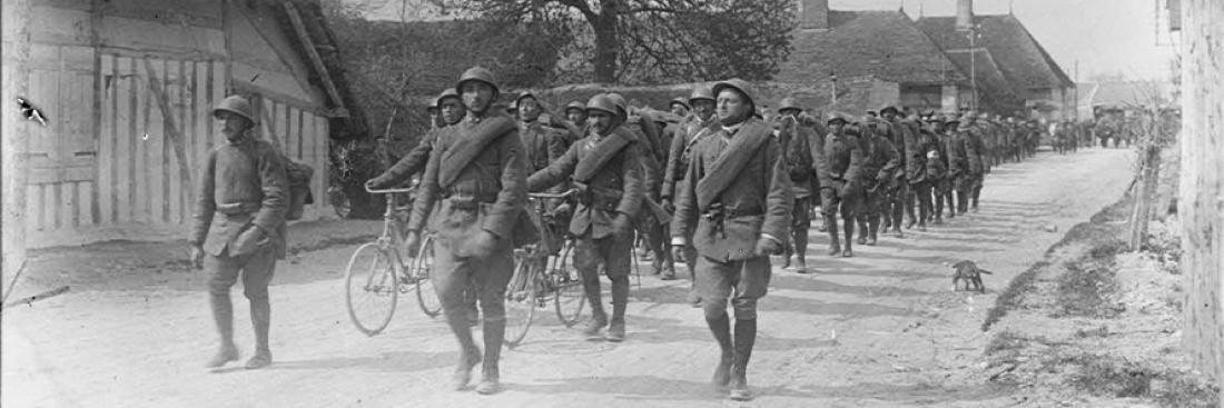 23 avril 1918. Les unités italiennes du général Albricci traversent le village de Lhuître, dans l’Aube, pour monter au front. © ECPAD 23 avril 1918. Les unités italiennes du général Albricci traversent le village de Lhuître, dans l’Aube, pour monter au front. © ECPAD