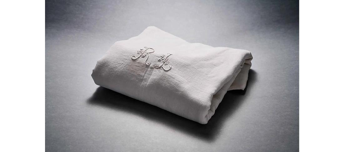 Drap blanc monogrammé. © Jeremy Saint-Peyre. Drap blanc monogrammé. © Jeremy Saint-Peyre.